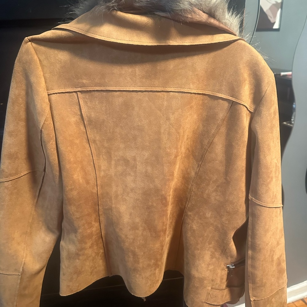 Soft suede , detachable collar, light weight and very fashionable